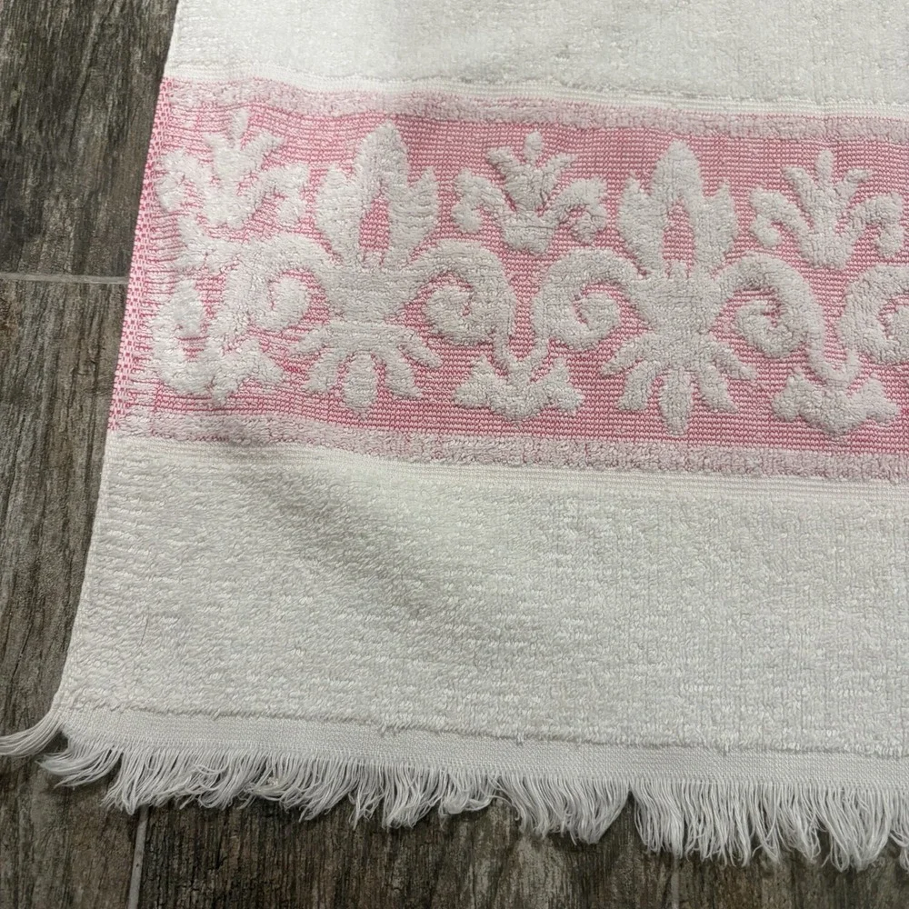 Vtg 1970's Sears Light Pink White Sculpted Bath Towel Fringe 22x41